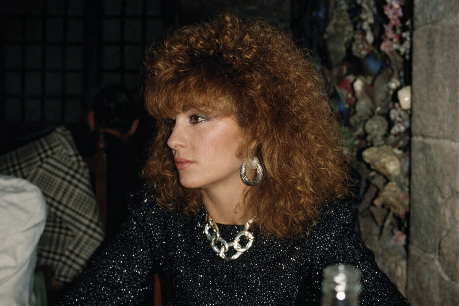 Mulher dos anos 80 com glamour
