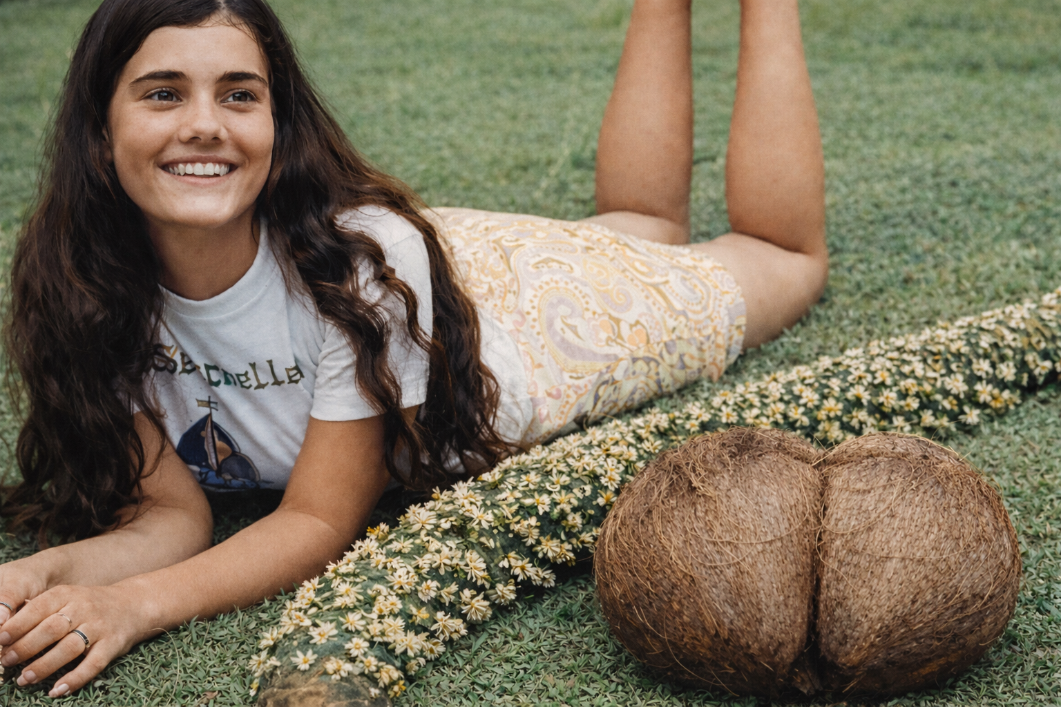 Jovem a sorrir com frutos tropicais