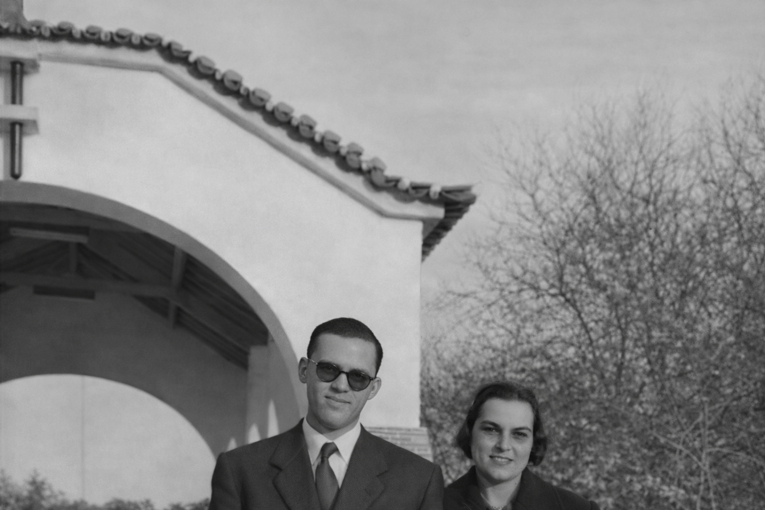 Casal vintage em frente ao arco branco