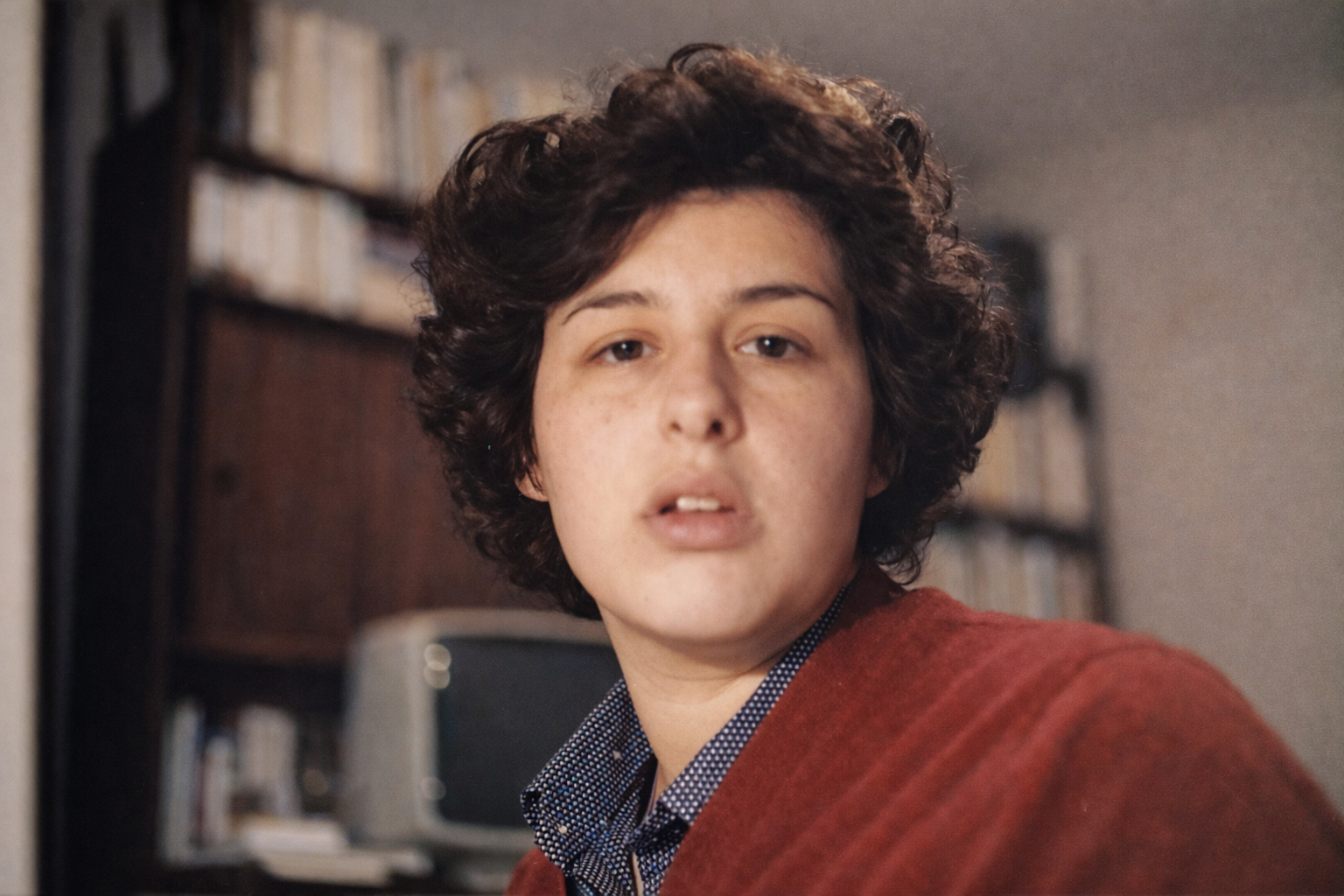 Retrato de jovem com cardigan vermelho