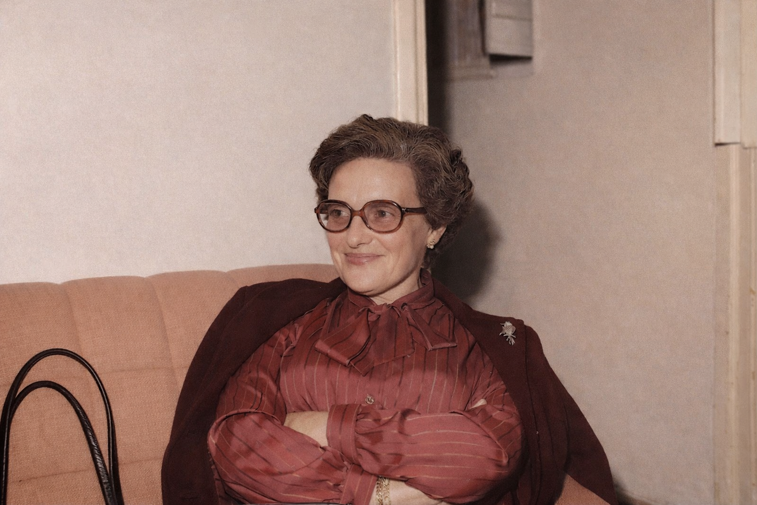 Mulher elegante em sofá confortável