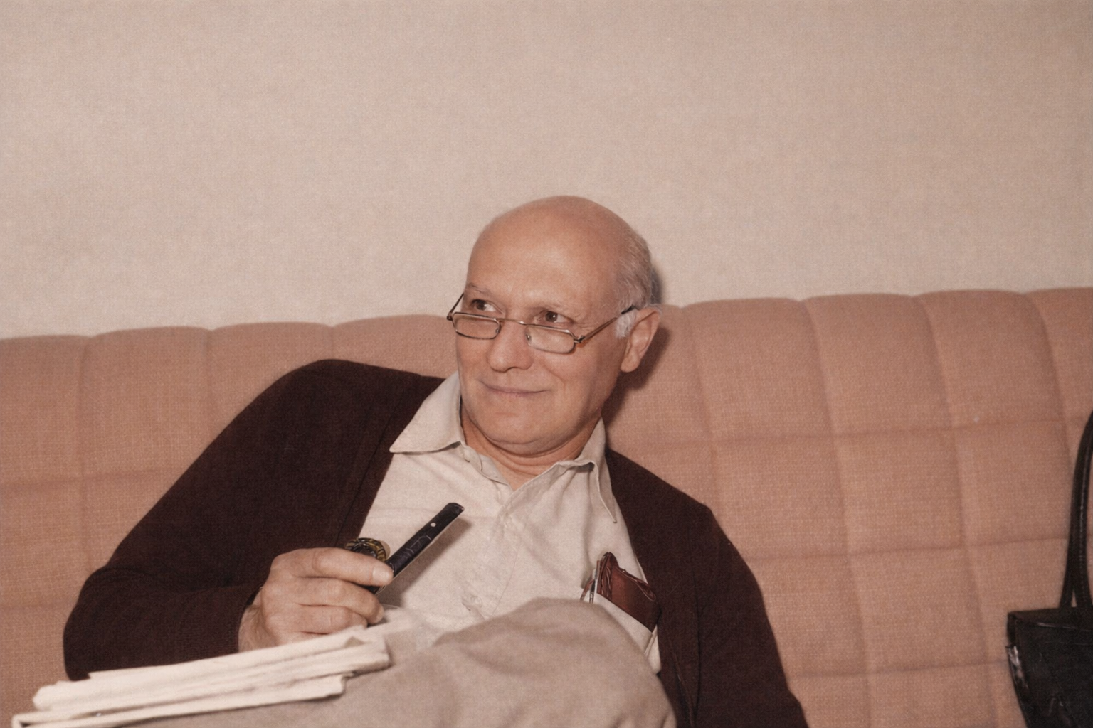 Homem idoso a relaxar no sofá