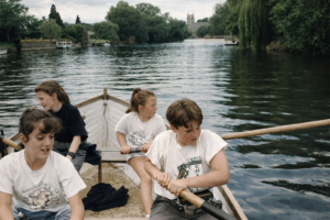 Crianças a remar no rio tranquilo
