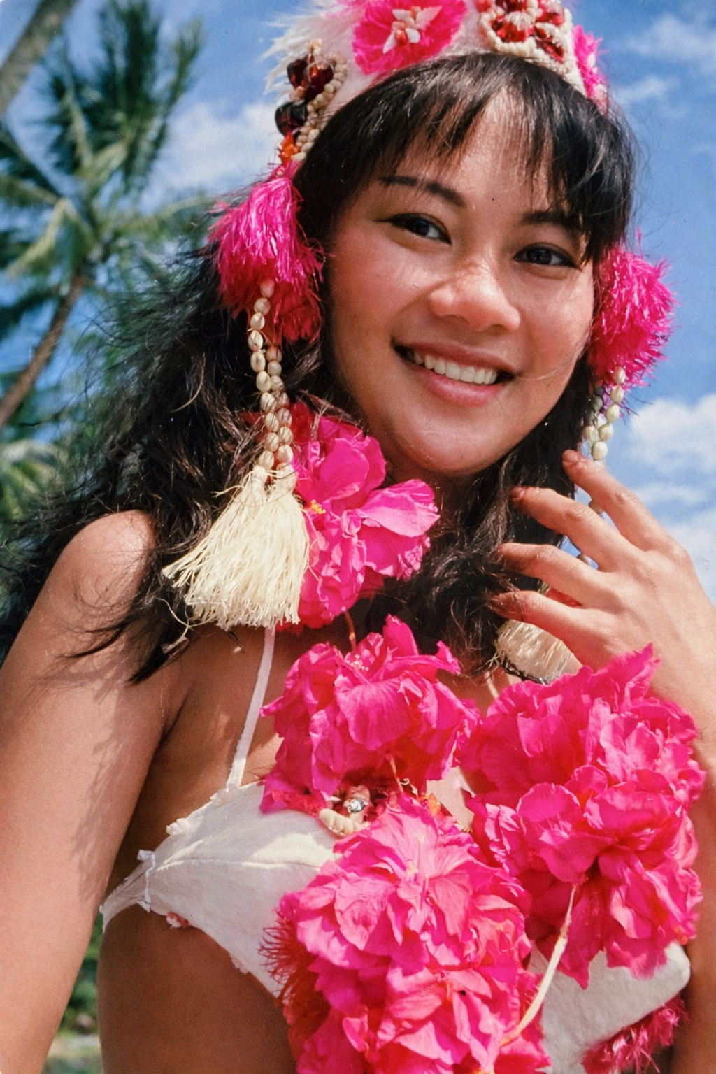 Mulher sorridente com traje havaiano