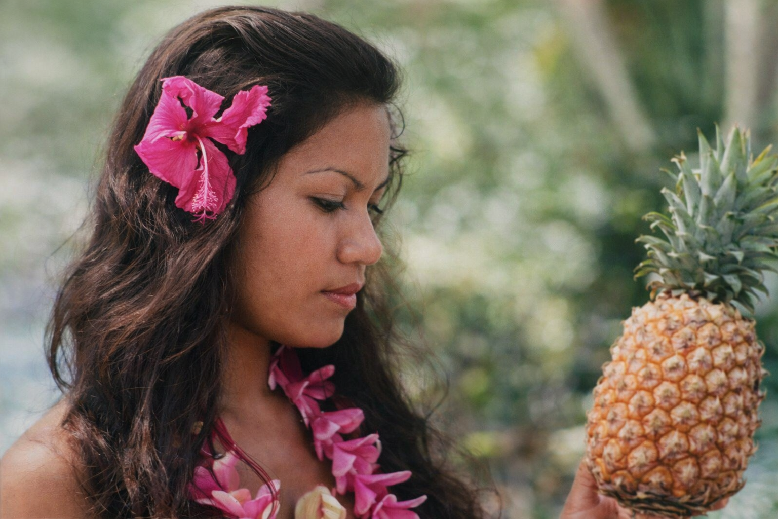 Mulher com abacaxi e flor tropical