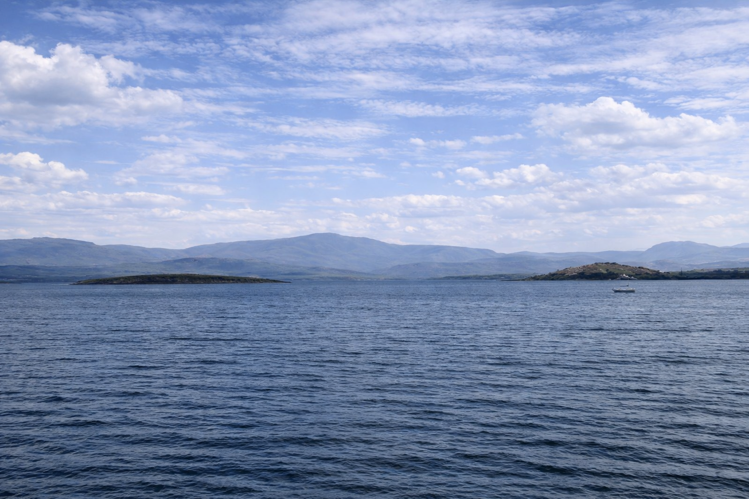 Paisagem serena com barco à vela