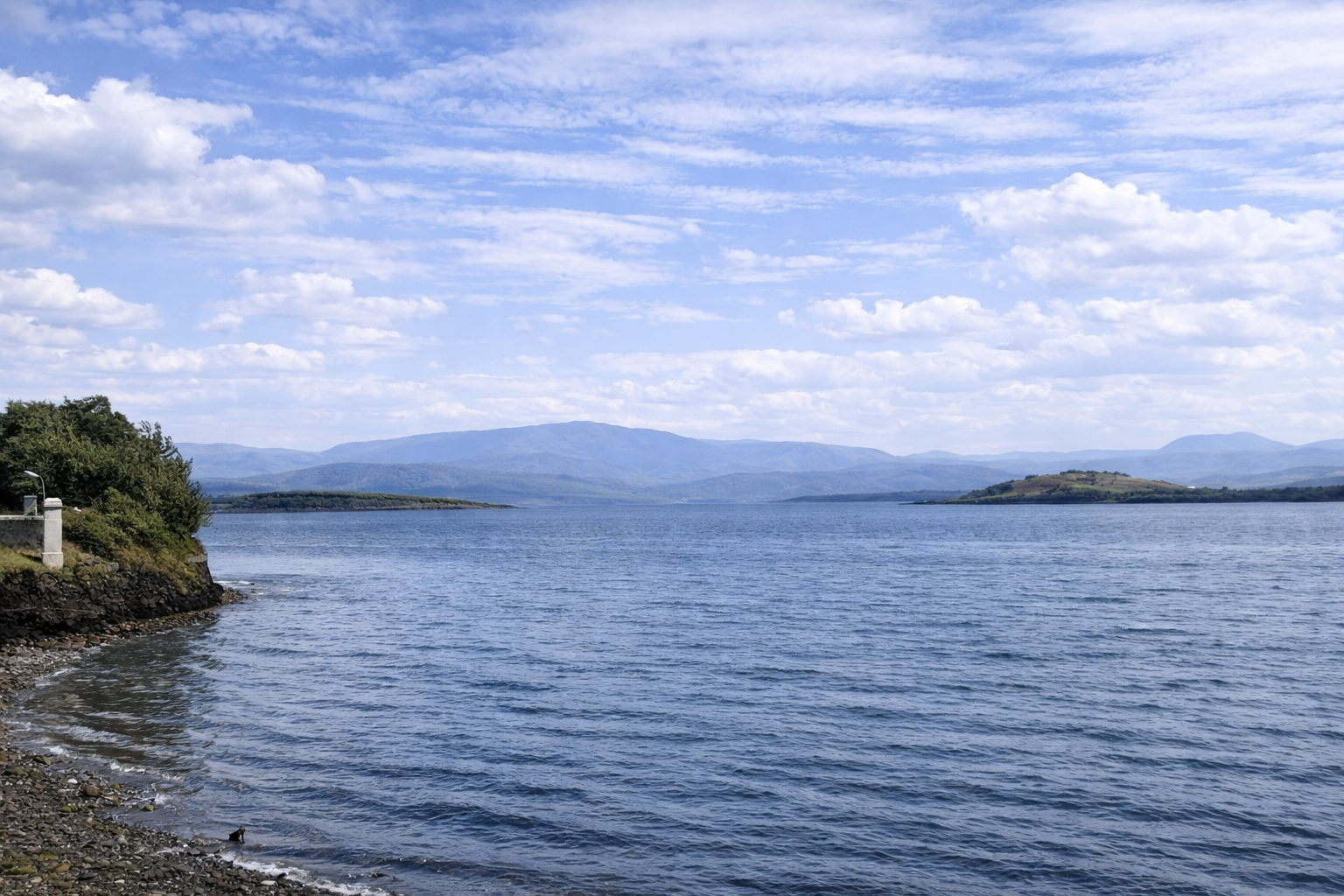 Paisagem serena à beira do lago