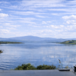 Paisagem tranquila junto ao lago