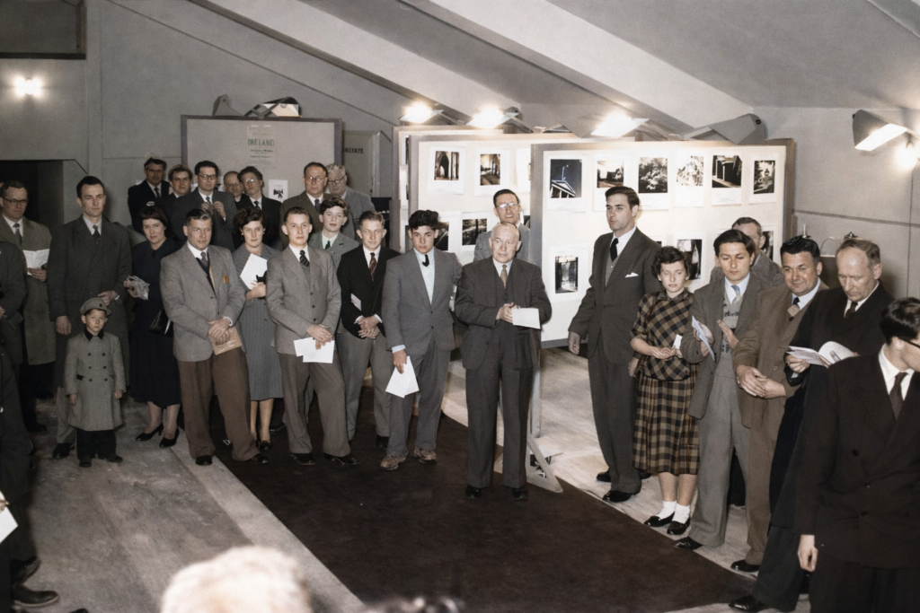 Evento com fotógrafos e público atento