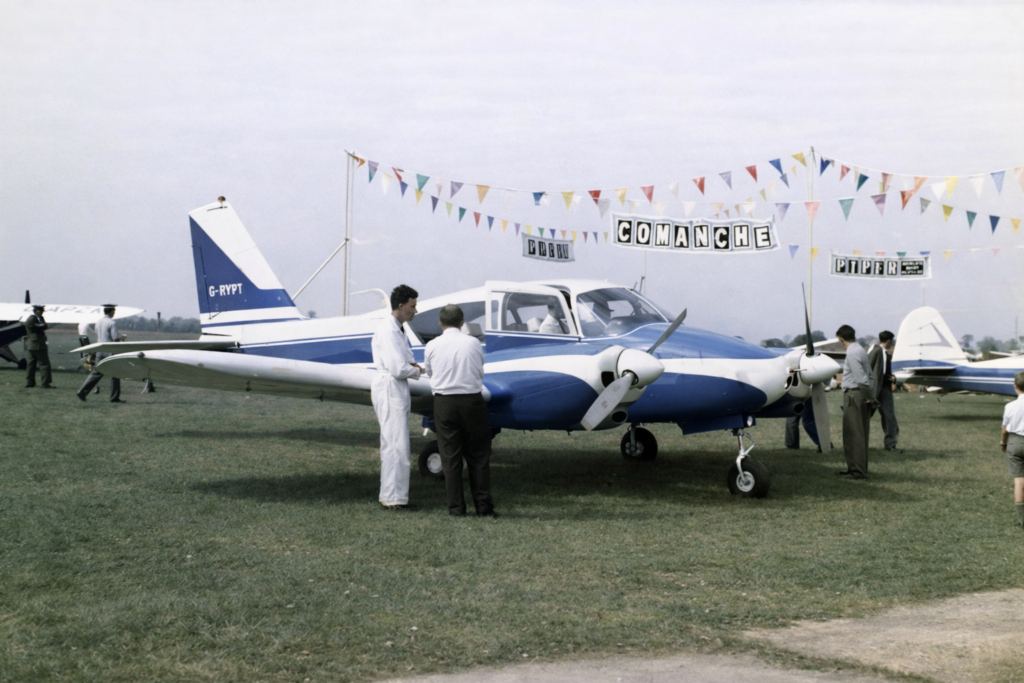 Avião Piper Comanche em evento aéreo