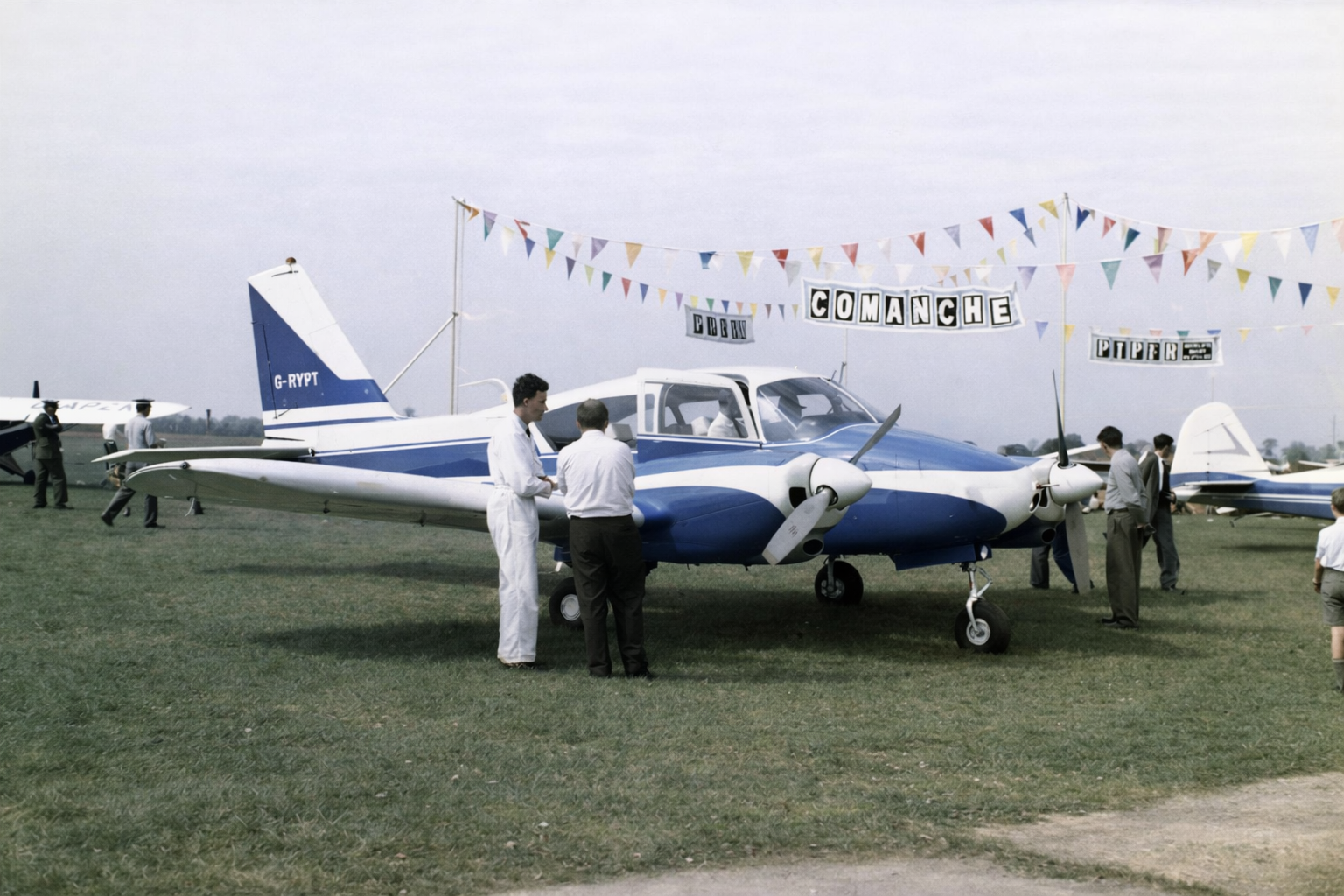 Avião Piper Comanche em evento aéreo