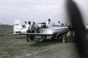 Avião na pista com visitantes