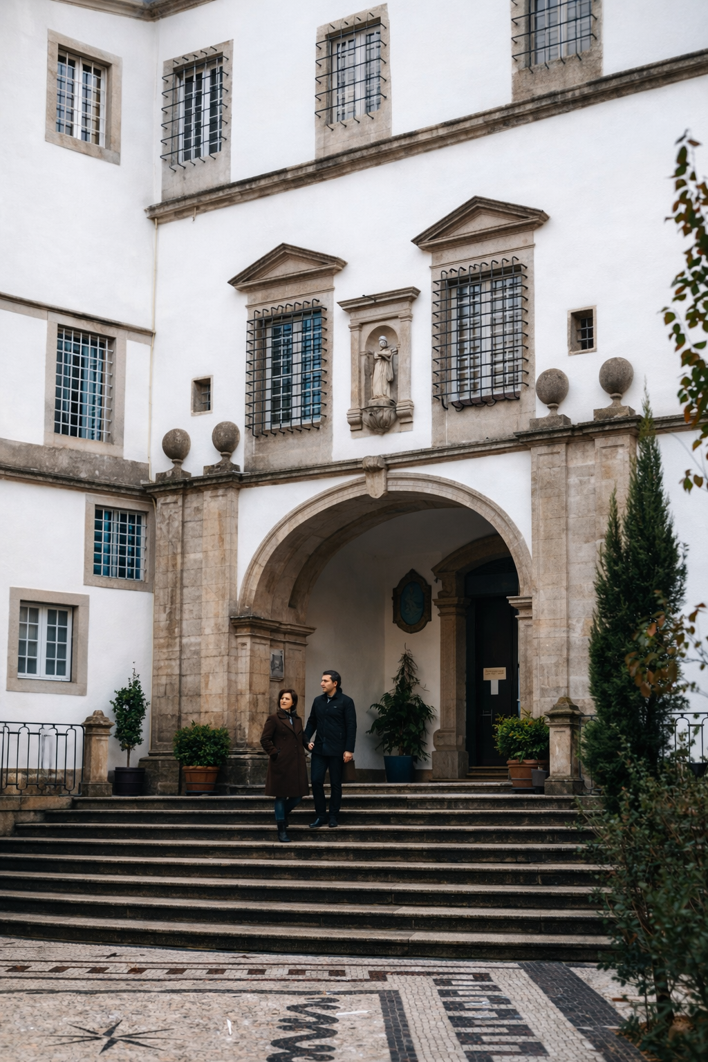 Entrada histórica com estátua e mosaico