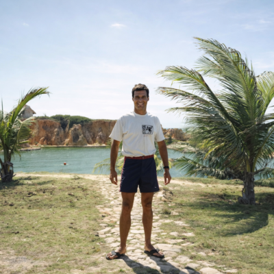 Homem de pé perto da lagoa tropical