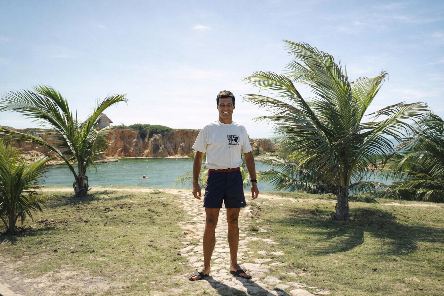 Homem de pé perto da lagoa tropical