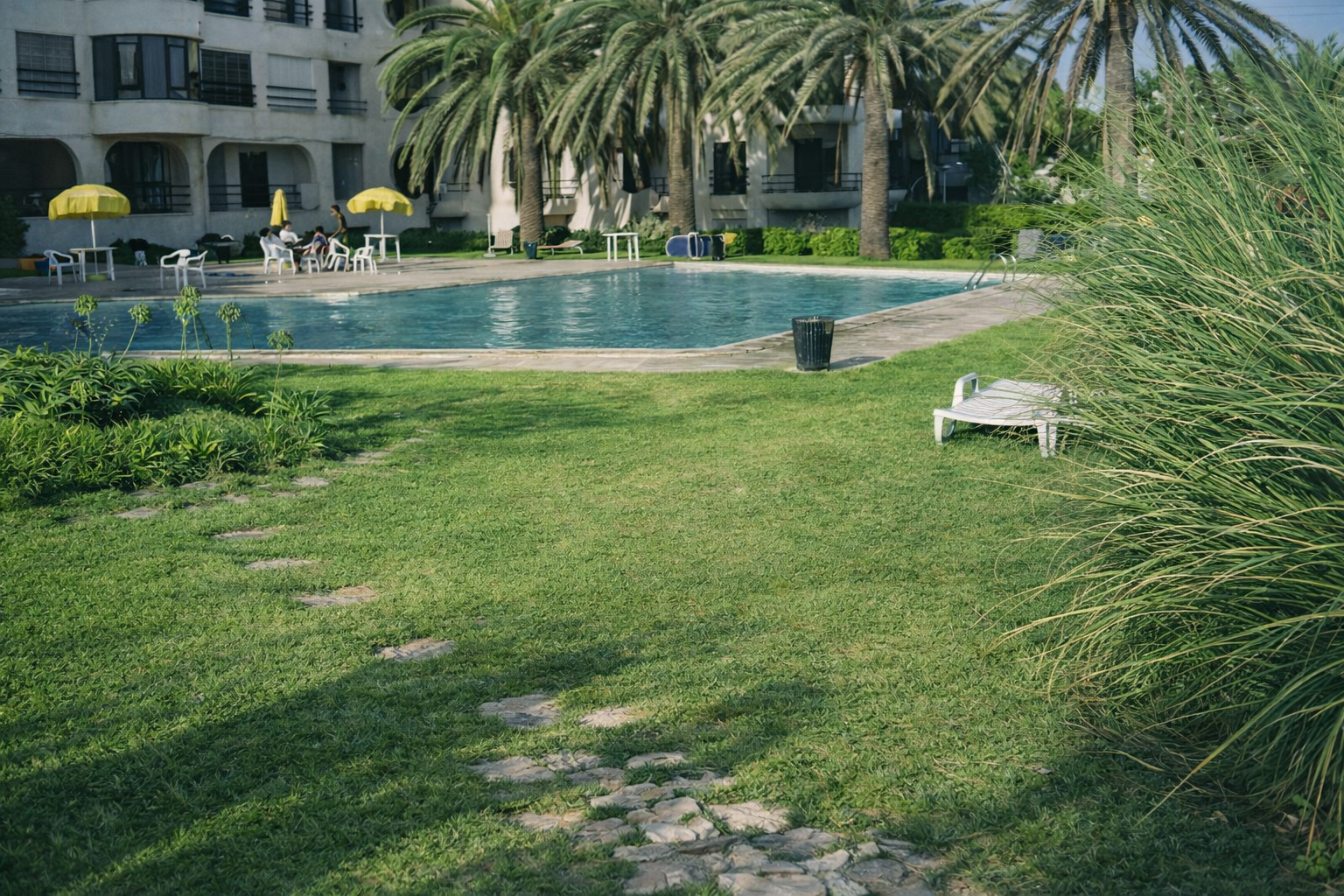 Resort à beira da piscina com palmeiras