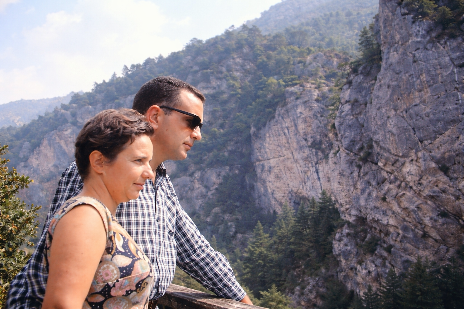 Casal à vista panorâmica nas montanhas