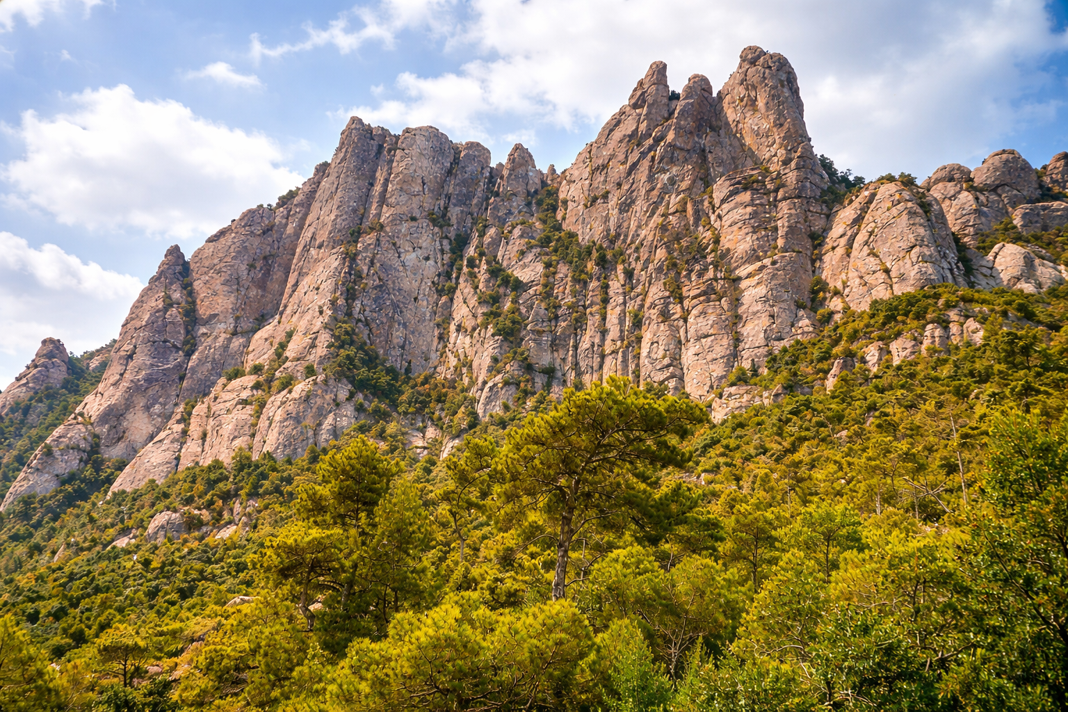 Picos dramáticos de Montserrat ao sol