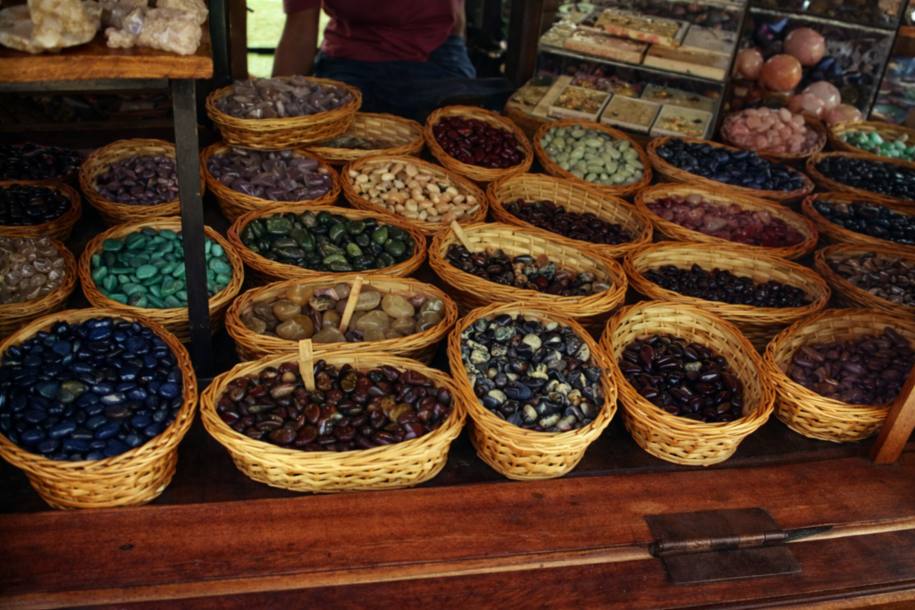 Mesa de mercado com pedras preciosas