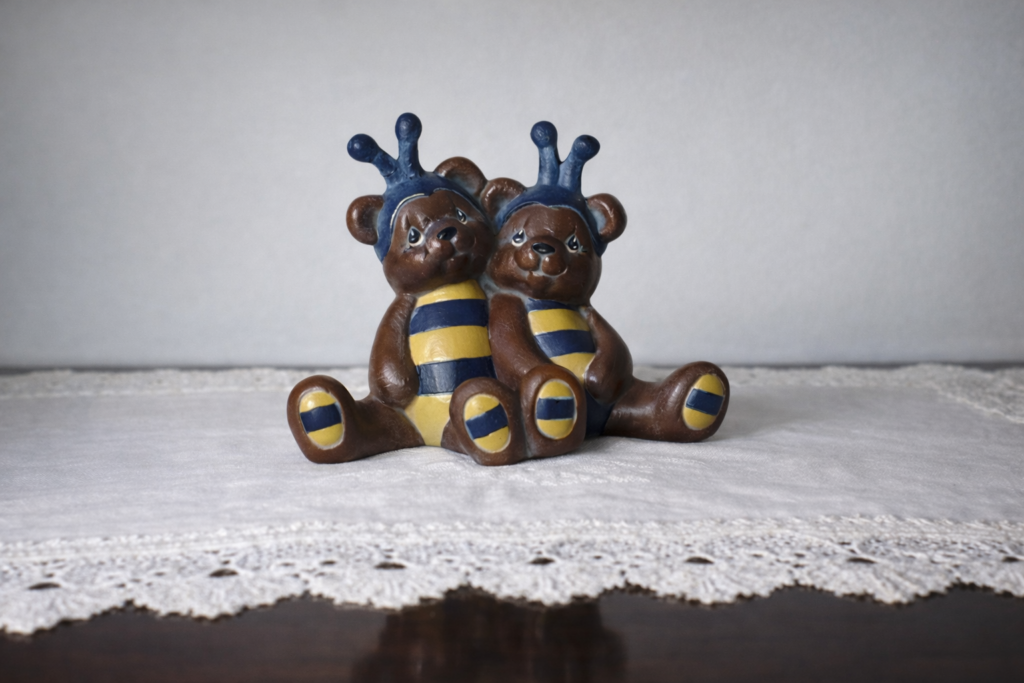 Urso de cerâmica com antenas coloridas
