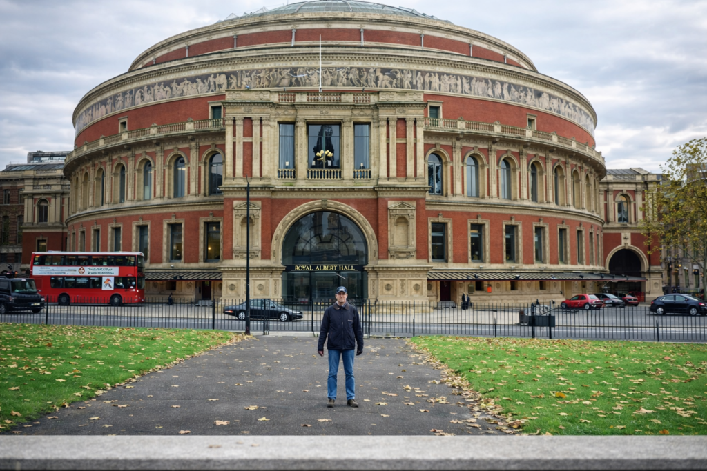 Homem em frente ao Royal Albert Hall