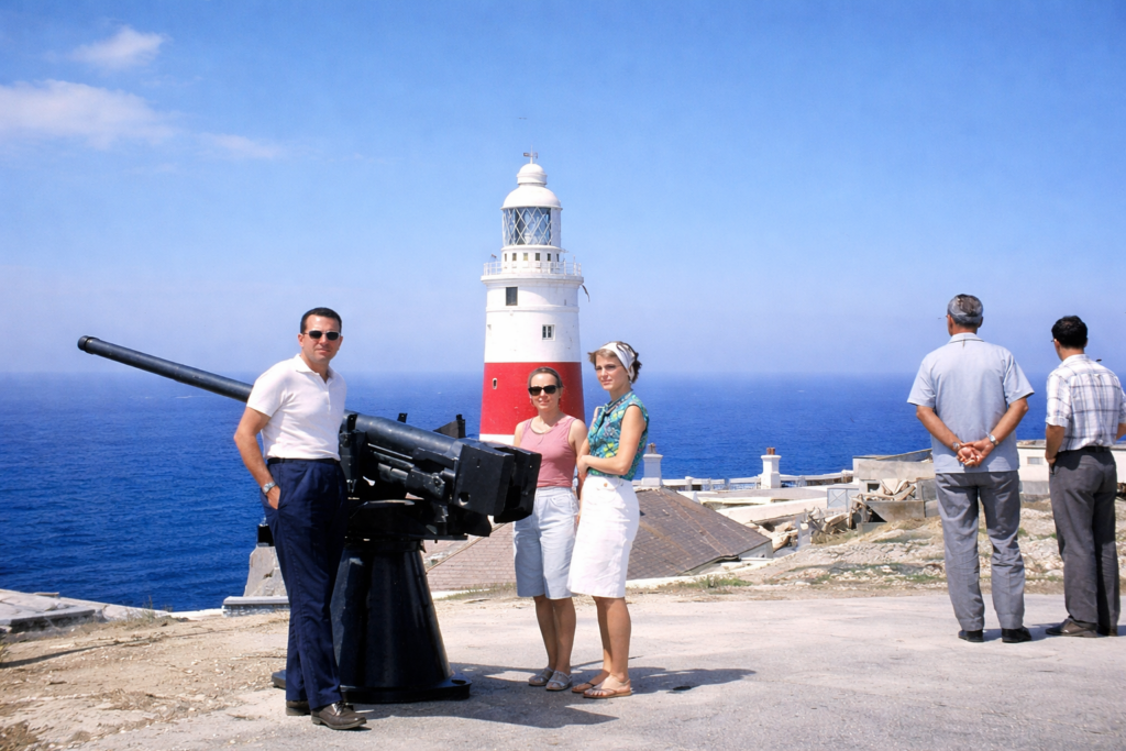 Turistas no farol à beira-mar