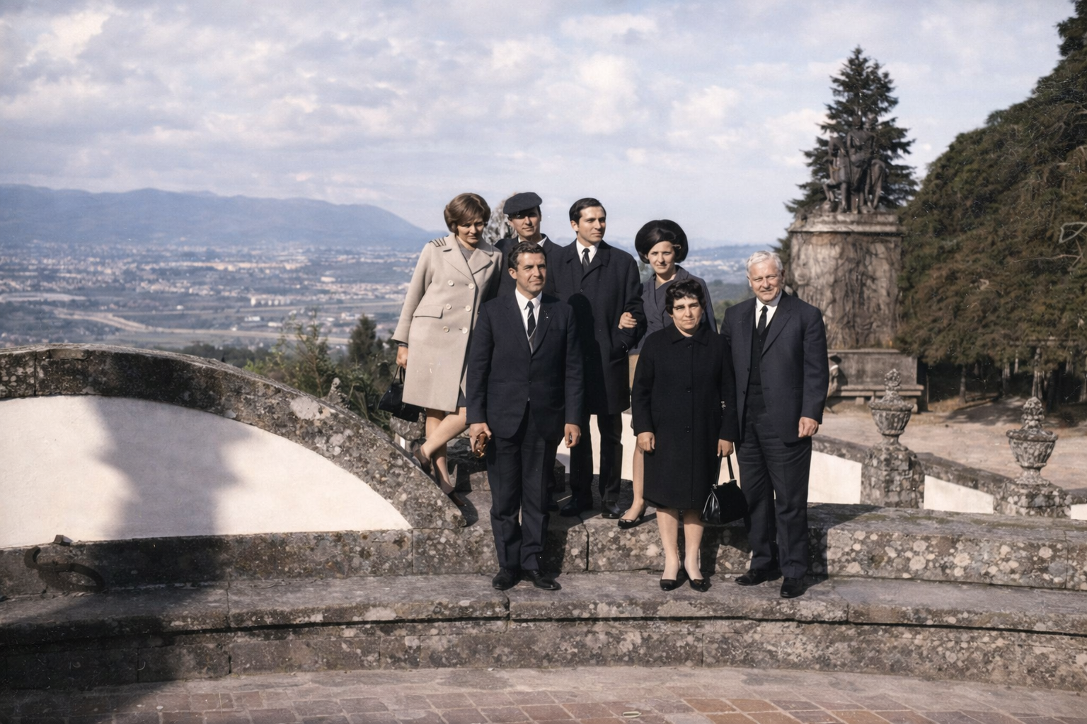 Retrato de grupo em terraço histórico