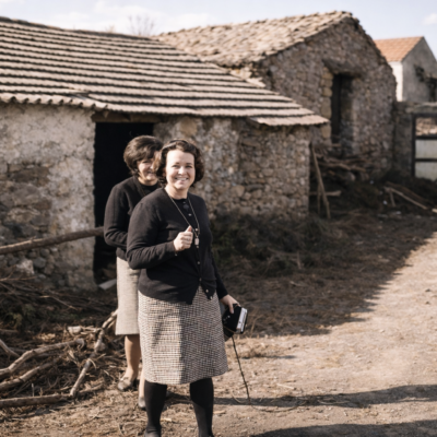 Mulheres em cenário rural luminoso