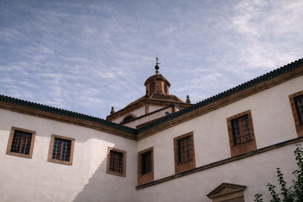 Edifício histórico mediterrânico sob céu azul