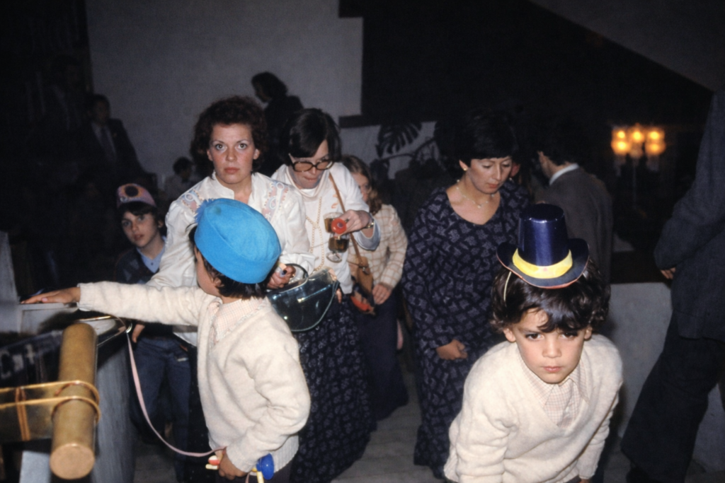 Reunião social na escada dos anos 80