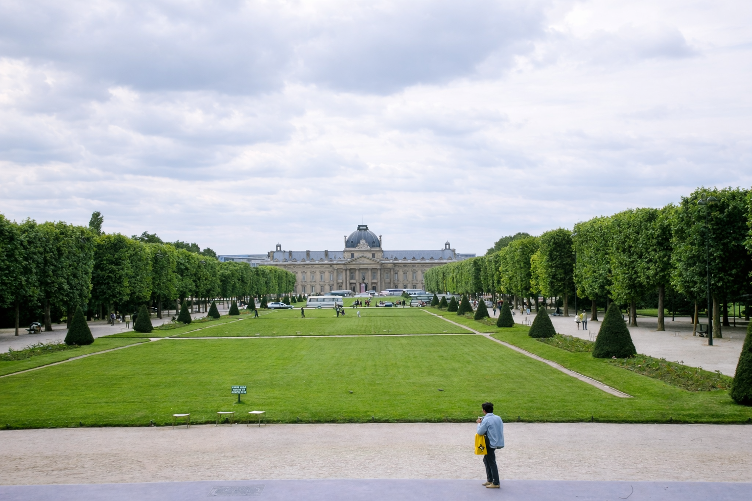 Jardim simétrico com vista para o Louvre