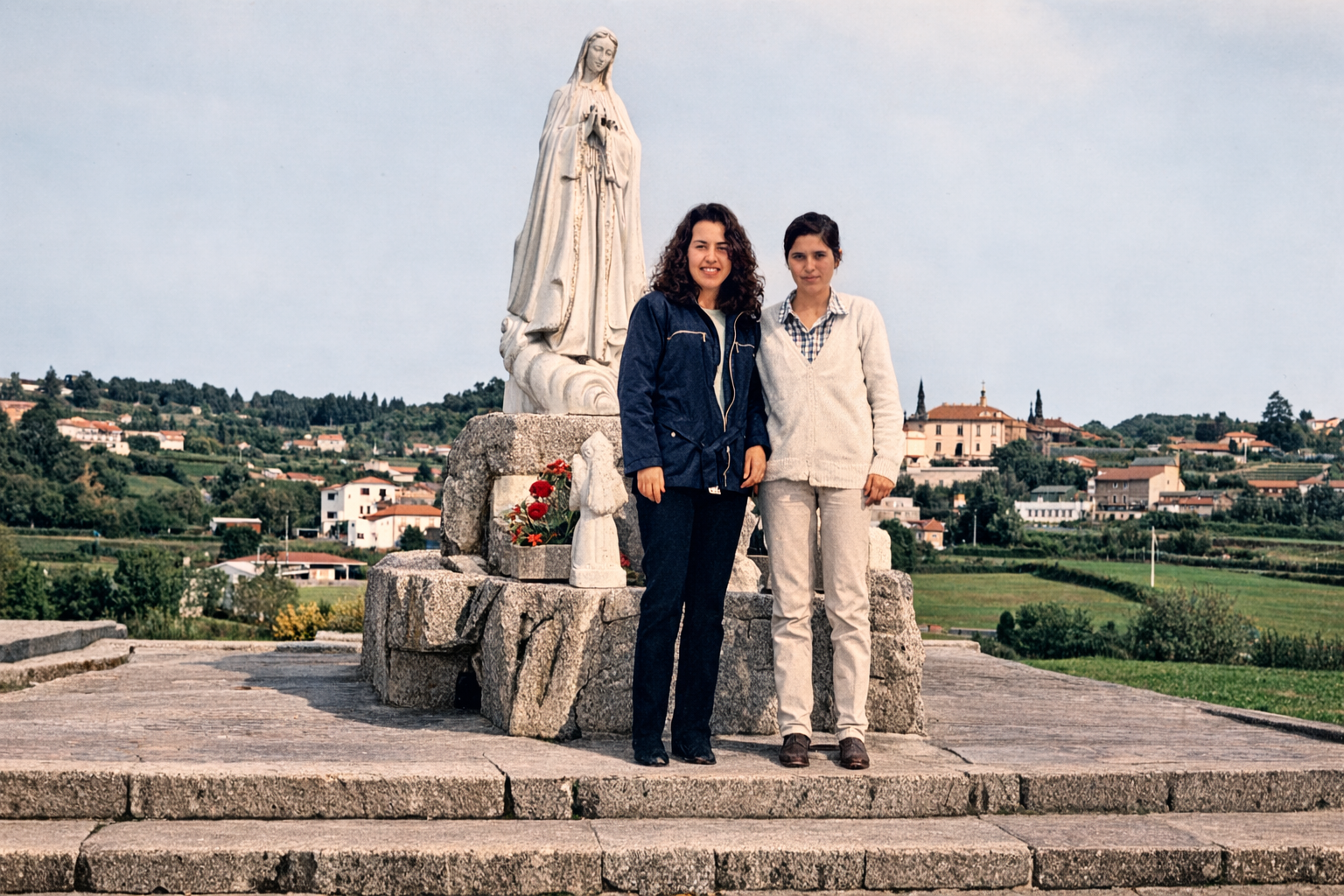 Pessoas em frente à estátua da Virgem