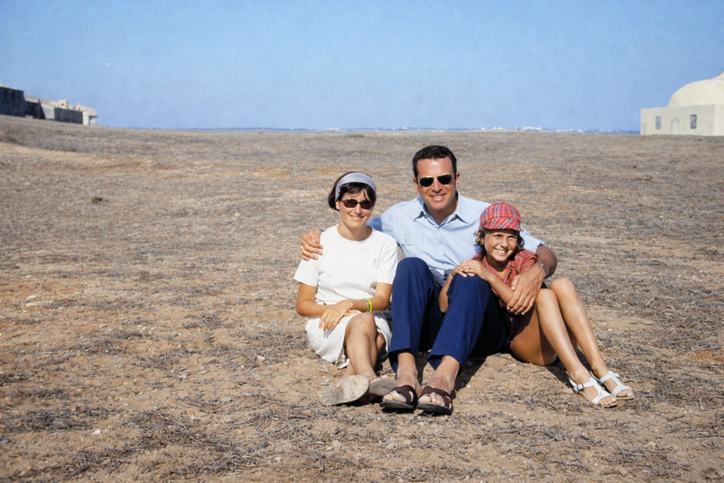 Família sorridente em cenário árido