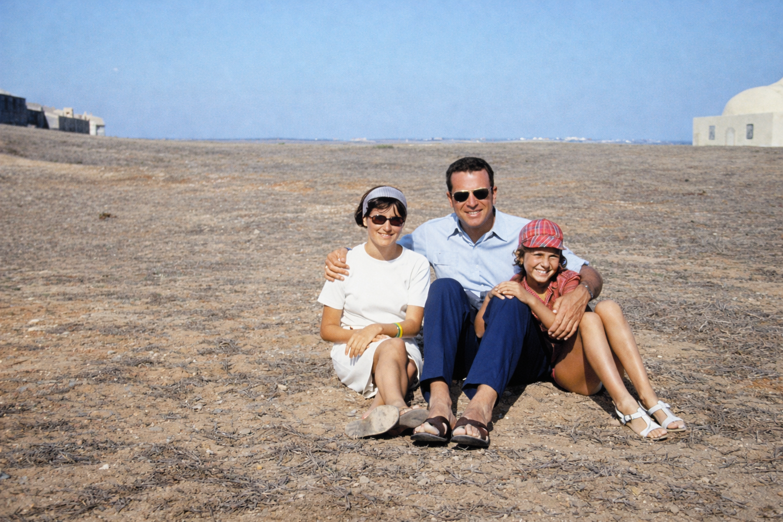 Família sorridente em cenário árido