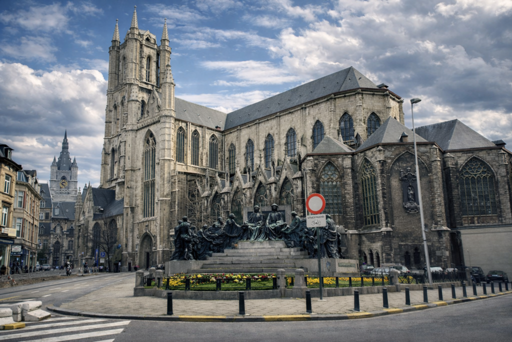 Igreja gótica e monumento urbano