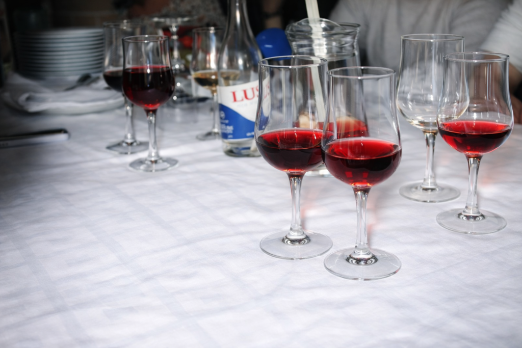 Vinho e mesa elegantemente posta