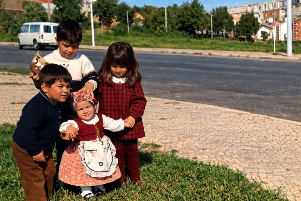 Retrato infantil ao ar livre na década de 70