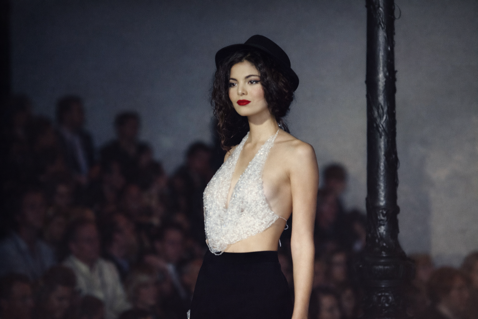 Desfile de moda com luz dramática