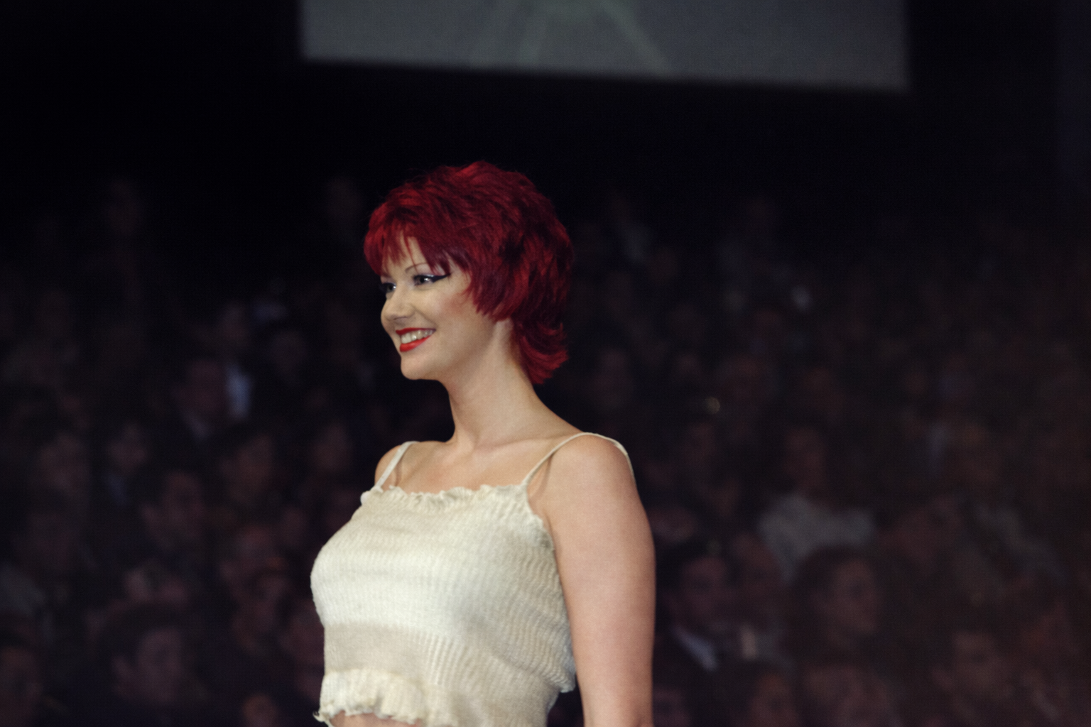 Desfile de moda com mulher ruiva