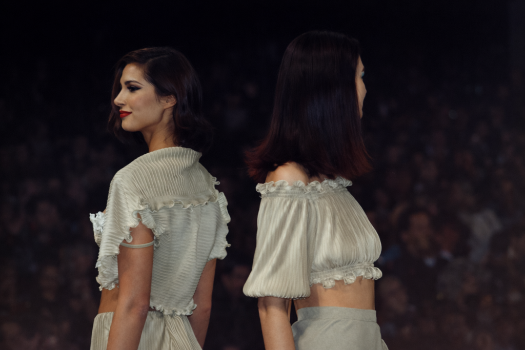 Desfile de moda com modelos em detalhes
