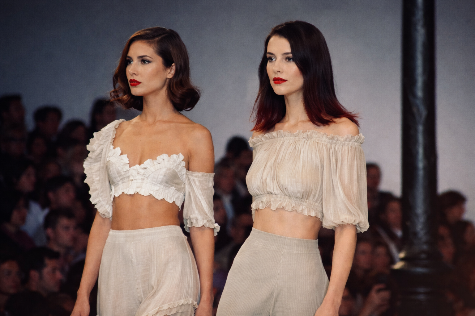 Desfile de moda elegante em creme