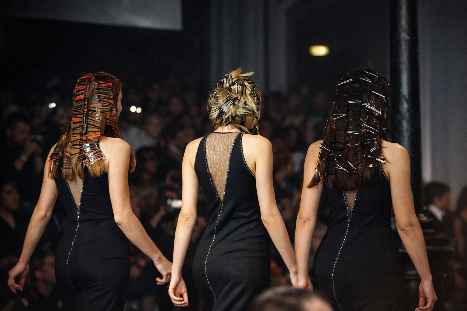 Desfile de moda com penteados arrojados