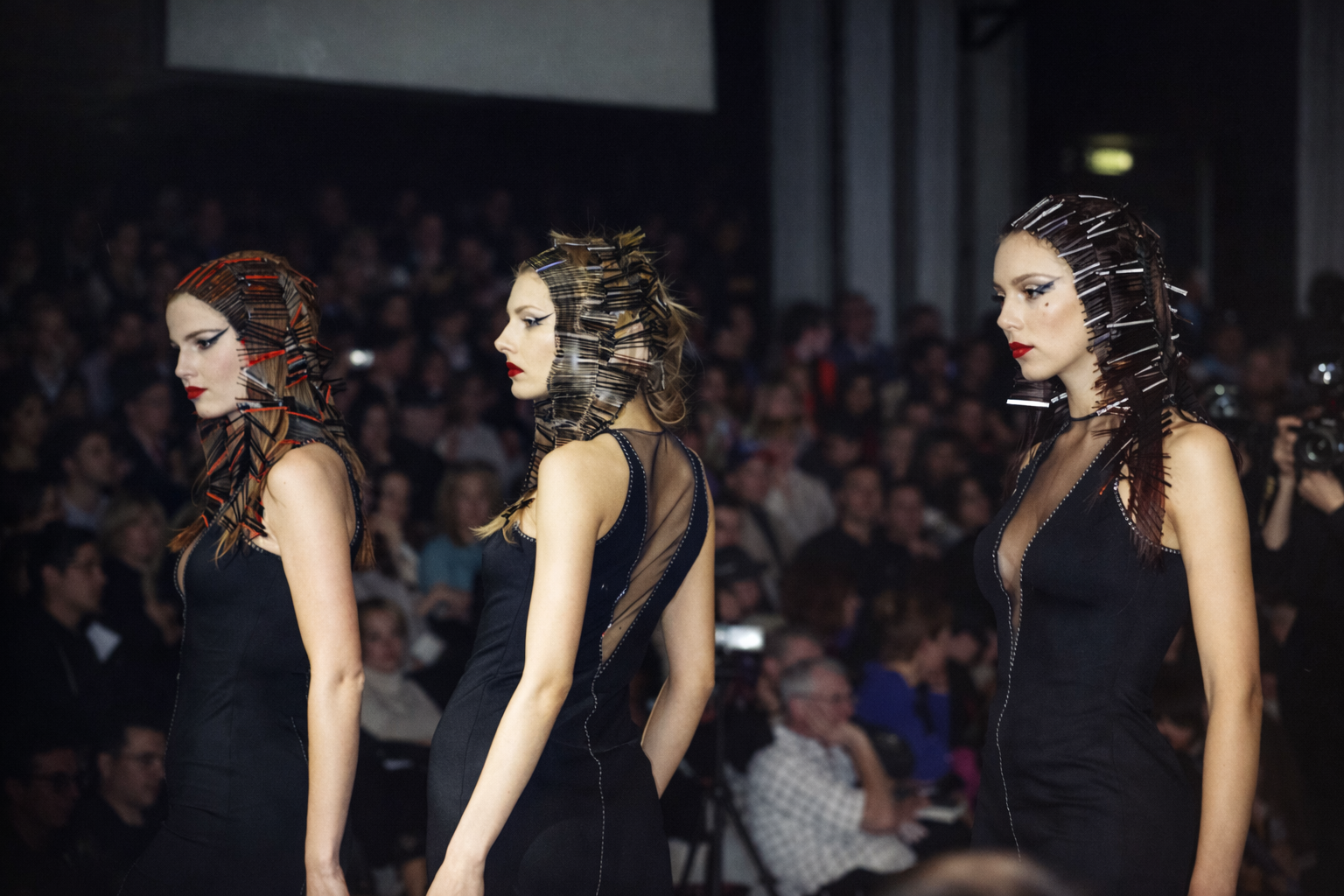 Desfile de moda com penteados ousados