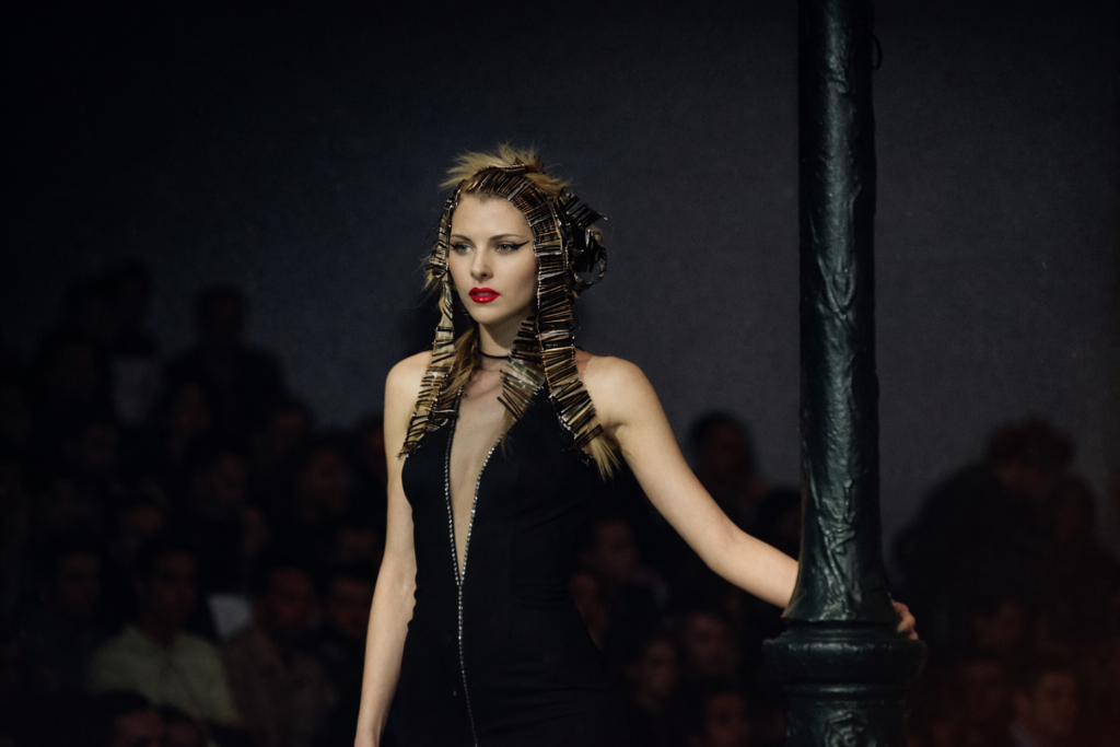 Desfile de moda futurista com modelo