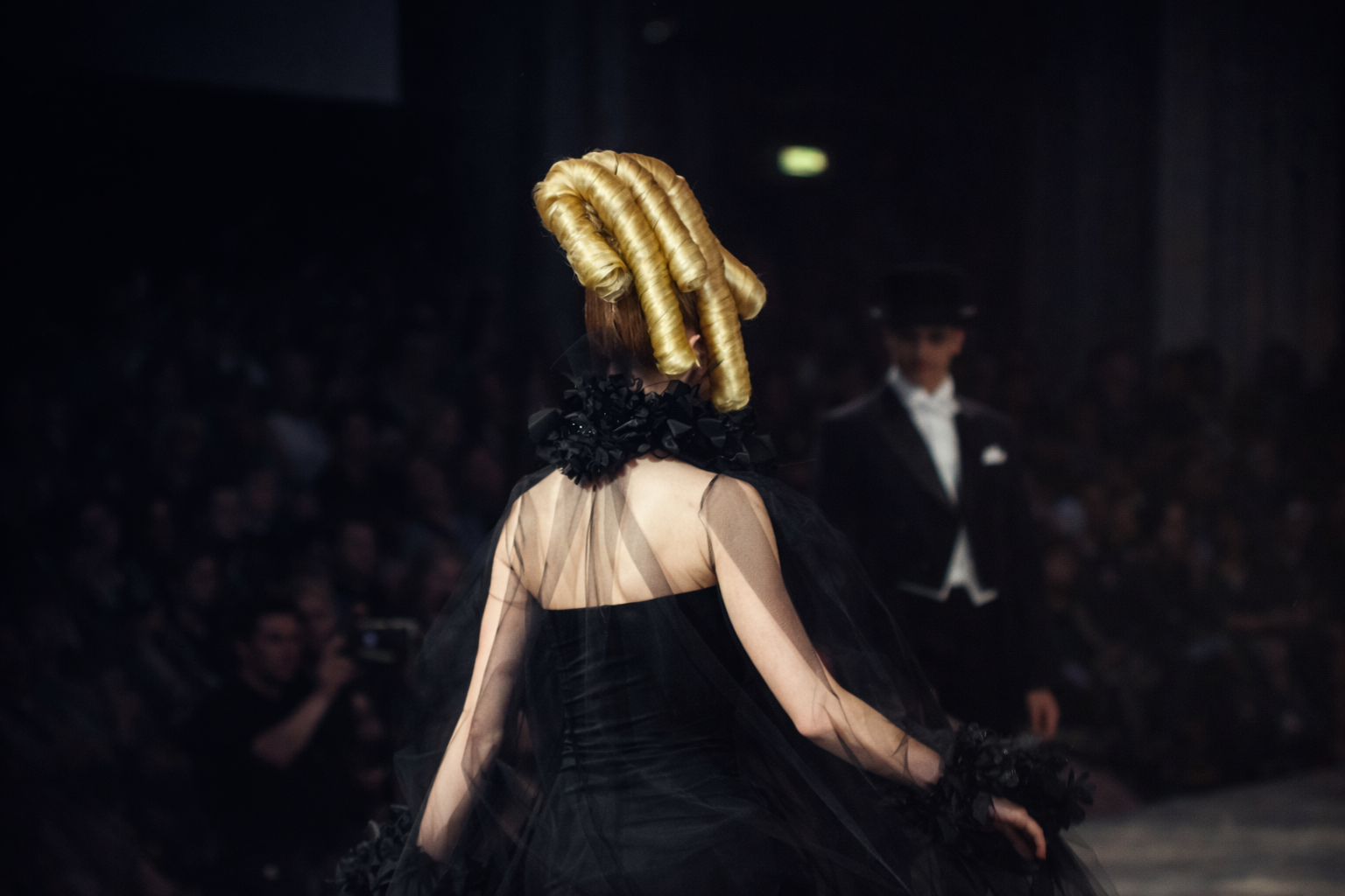 Cabelo dourado e vestido elegante
