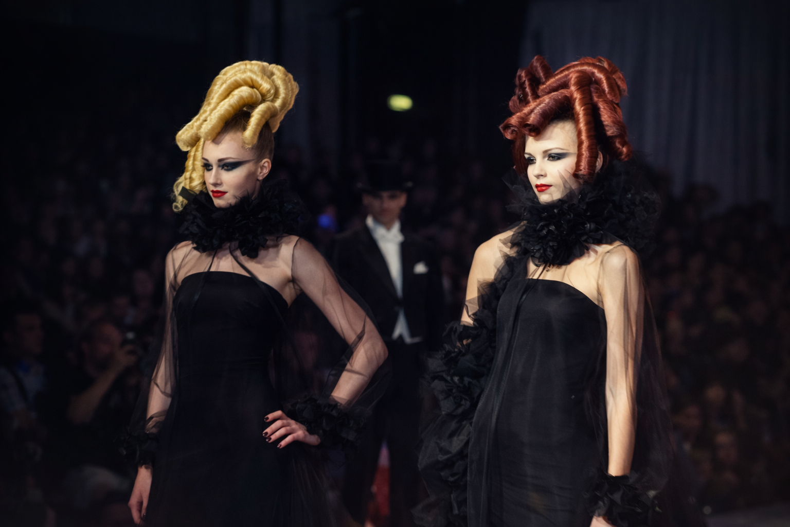 Desfile de moda com penteados escultóricos