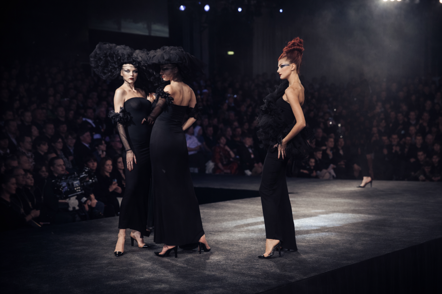 Passarela elegante com cabeças de tule