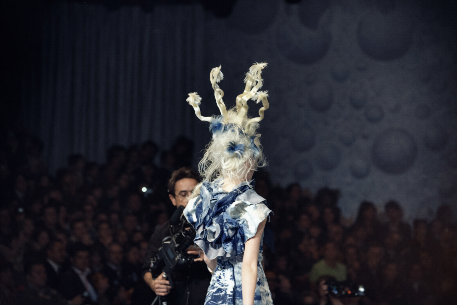 Corrida de moda com cabelo Medusa