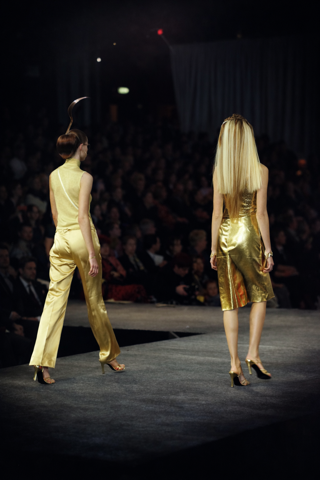 Modelos desfilando em trajes dourados