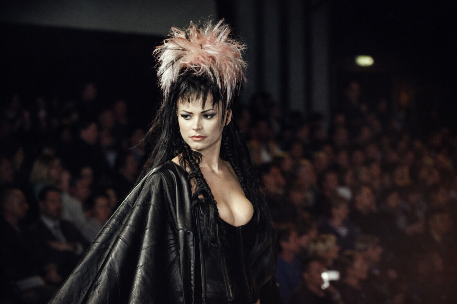 Desfile gótico com look ousado